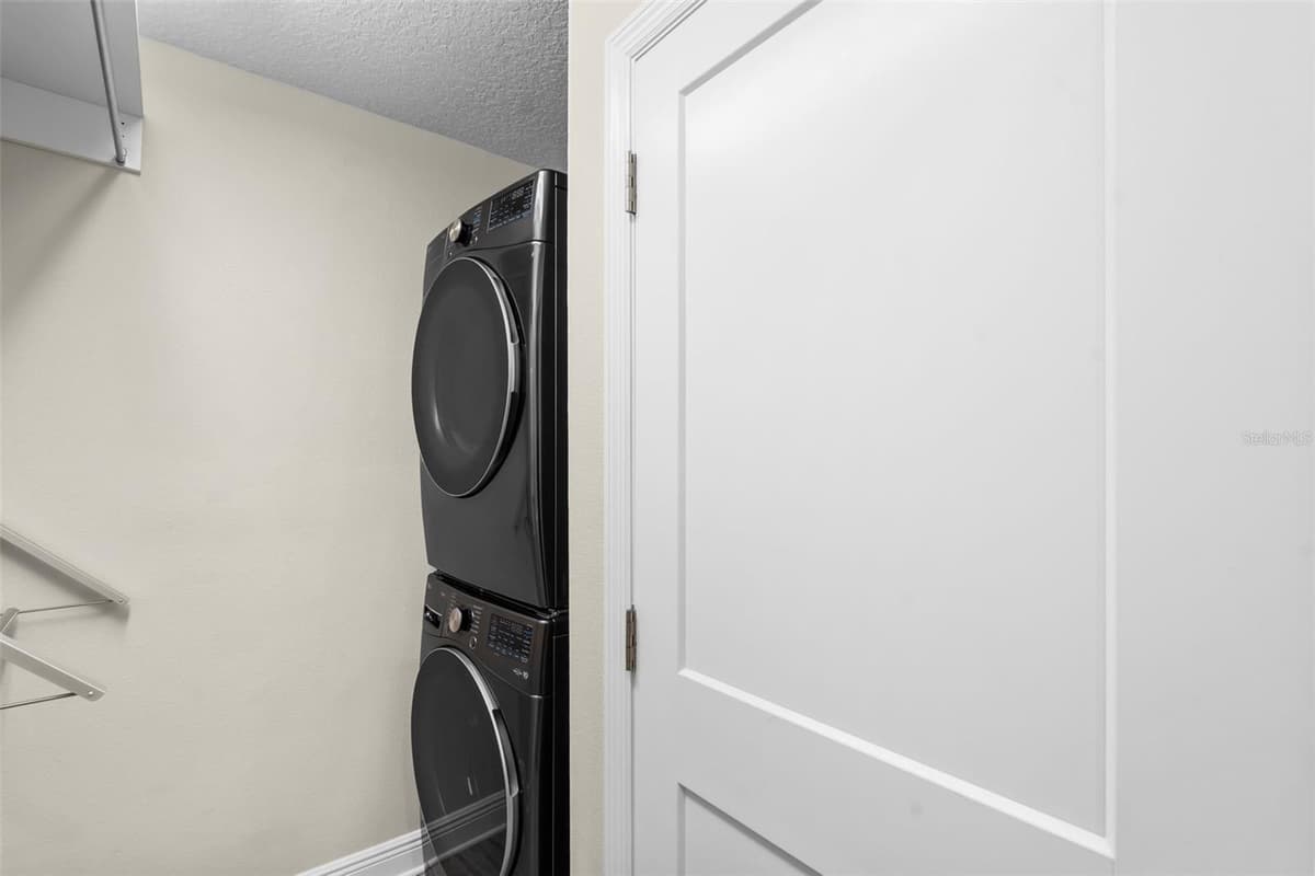 404 MELVILLE AVENUE — photo 38 of 47