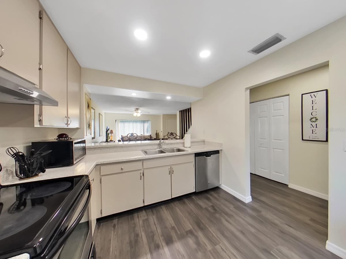 7805 AMBERLEA COURT — photo 3 of 22