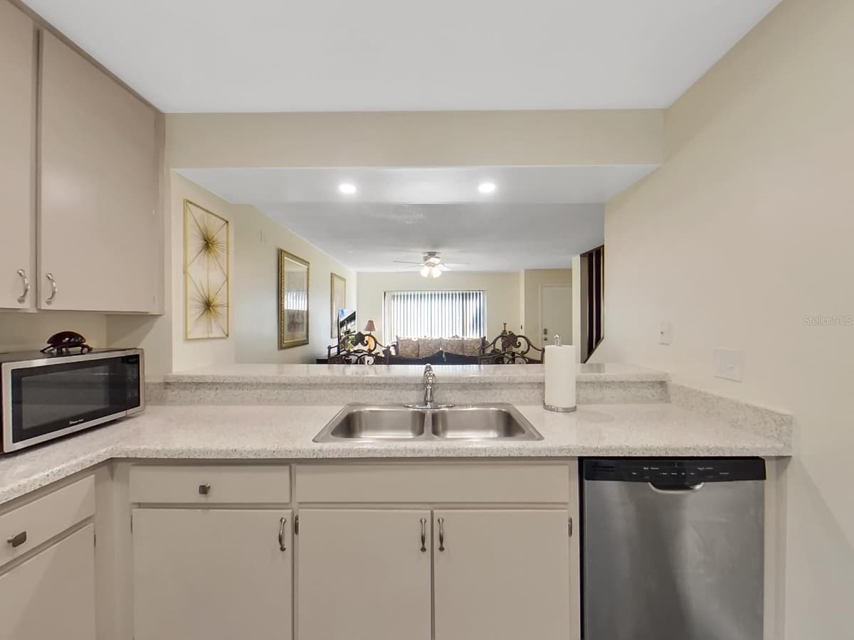 7805 AMBERLEA COURT — photo 4 of 22