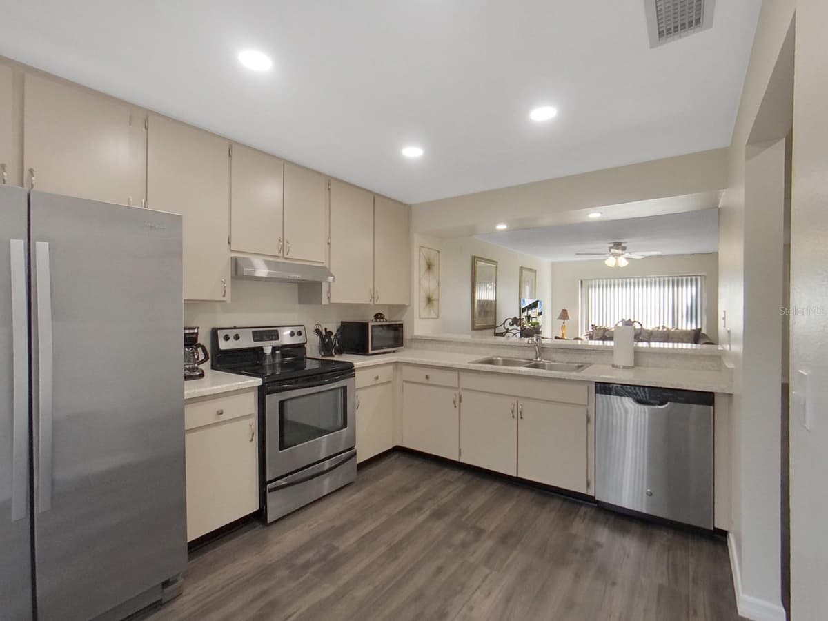 7805 AMBERLEA COURT — photo 2 of 22