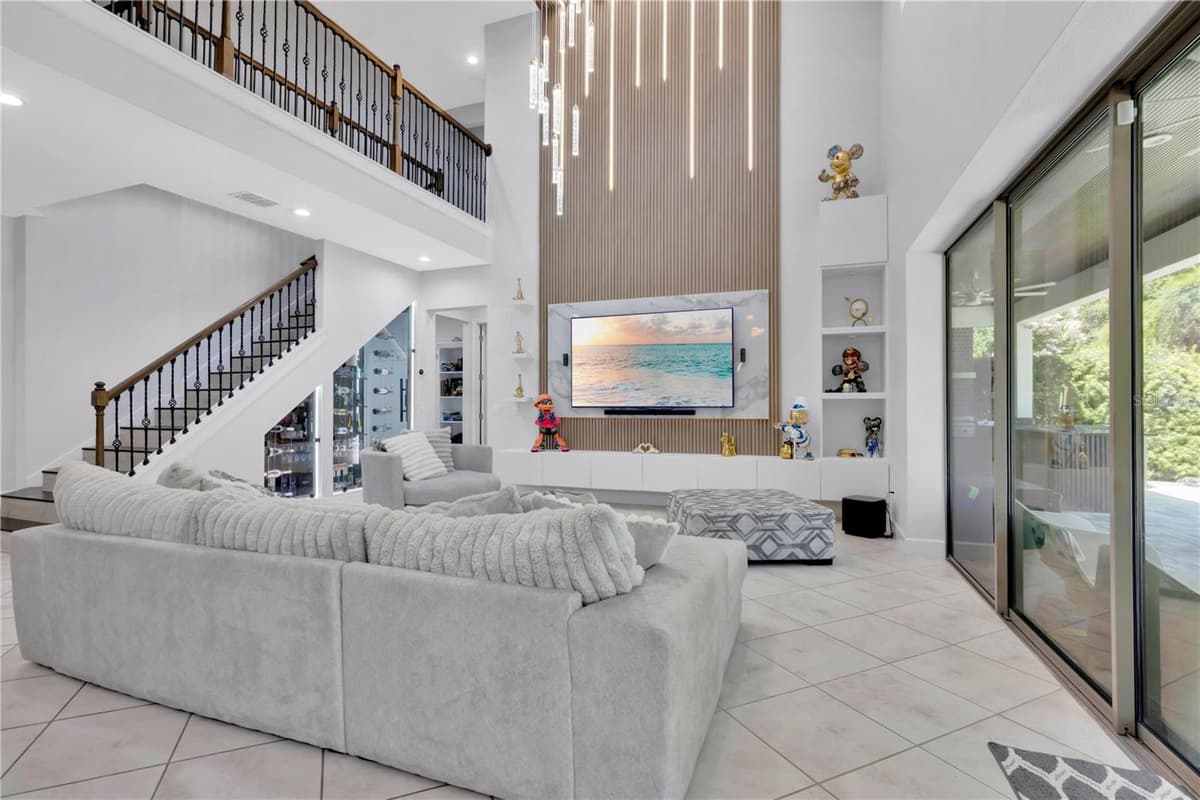 9443 ROYAL ESTATES BOULEVARD — photo 9 of 55