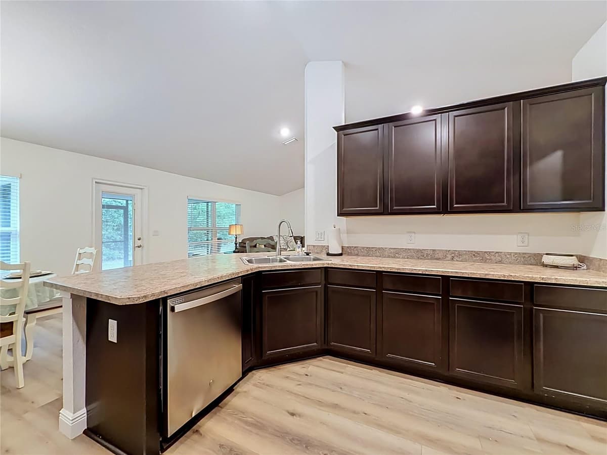 28 HOLLY COURT — photo 15 of 75