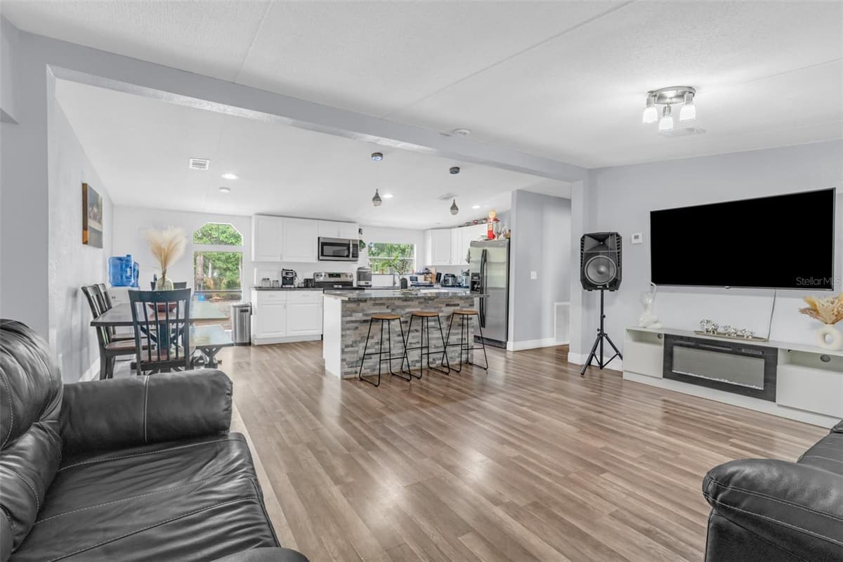 15816 NORTHGATE LANE — photo 4 of 56