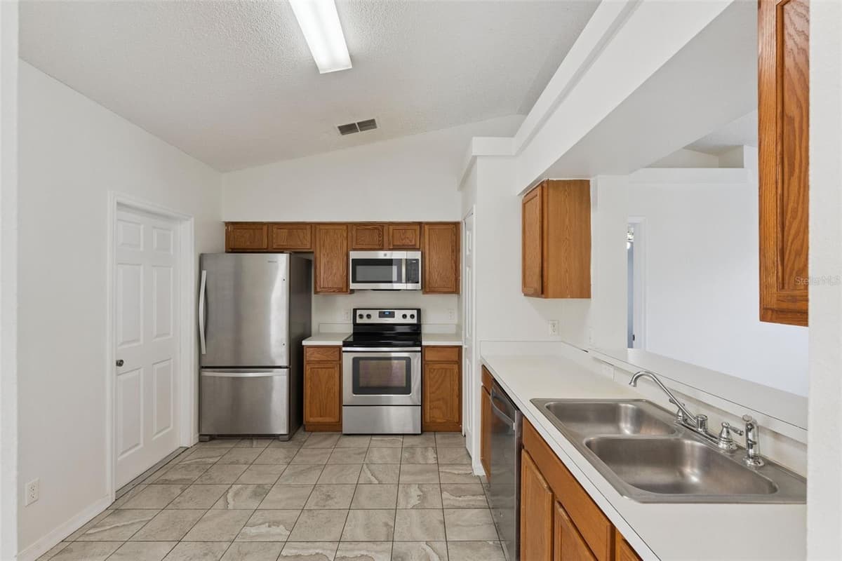 10803 SIENA DRIVE — photo 12 of 39