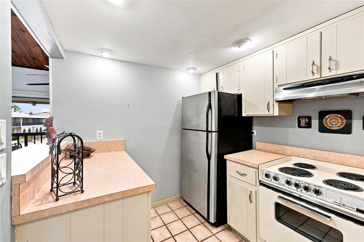 501 PLAZA SEVILLE COURT — photo 14 of 48