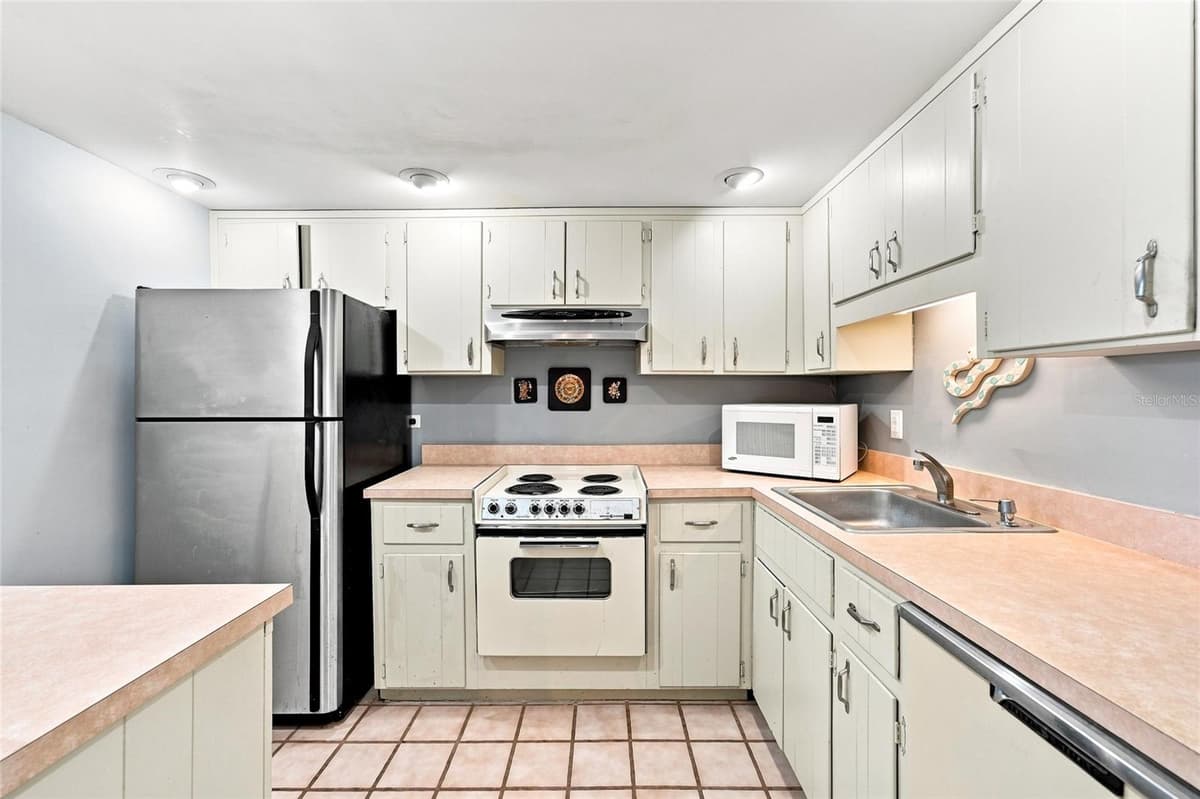 501 PLAZA SEVILLE COURT — photo 13 of 48