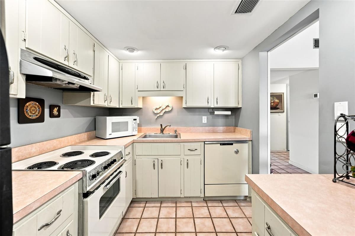 501 PLAZA SEVILLE COURT — photo 15 of 48
