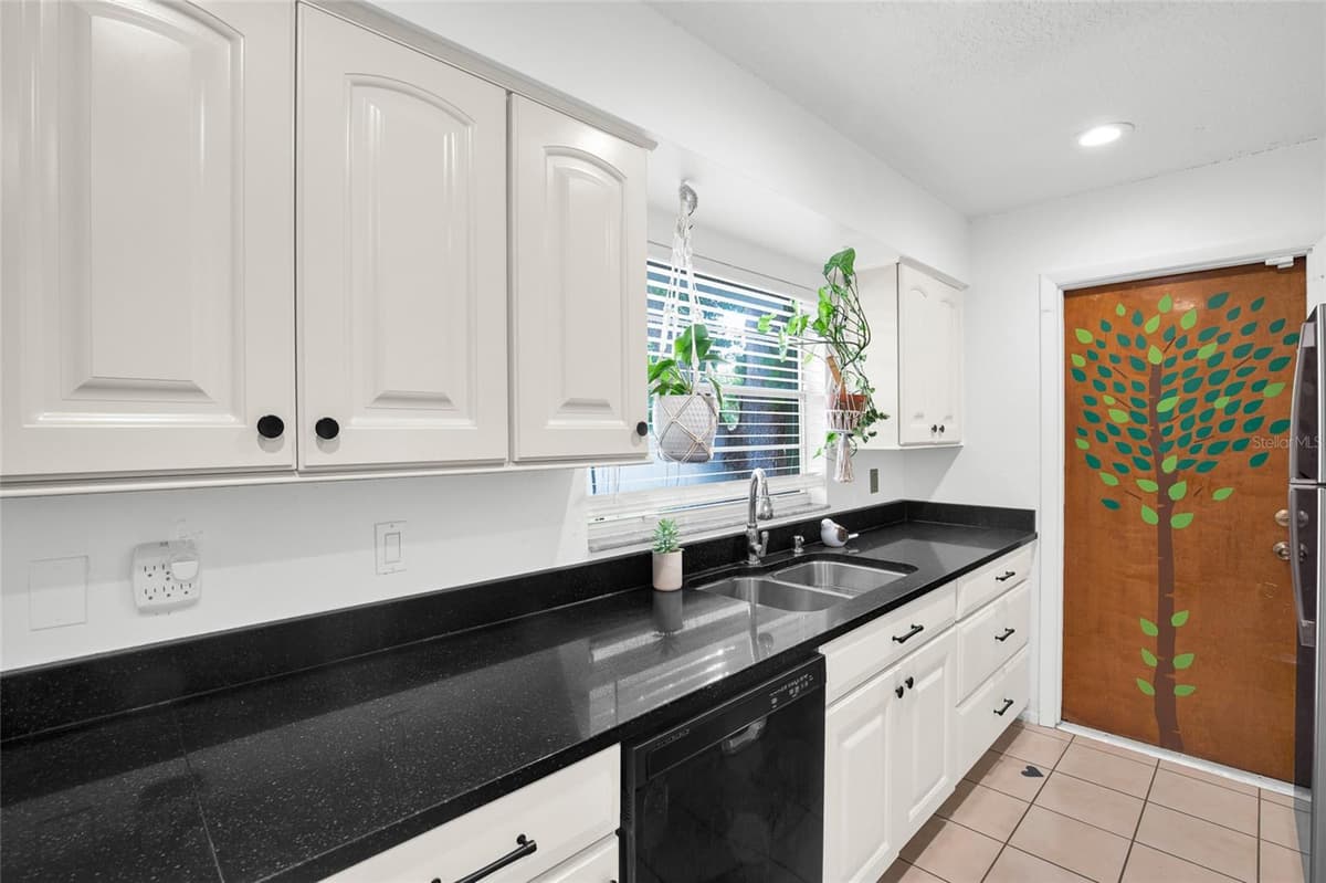 7261 ABBEY LANE — photo 14 of 35