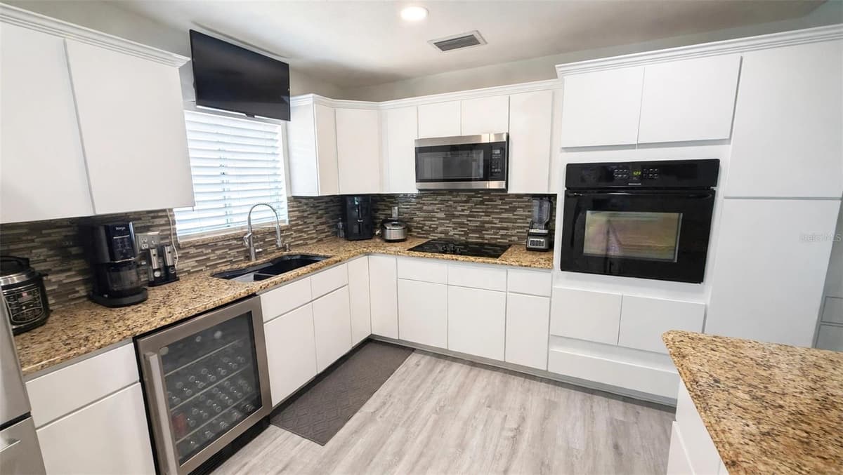 7102 HOLLOWELL DRIVE — photo 12 of 20