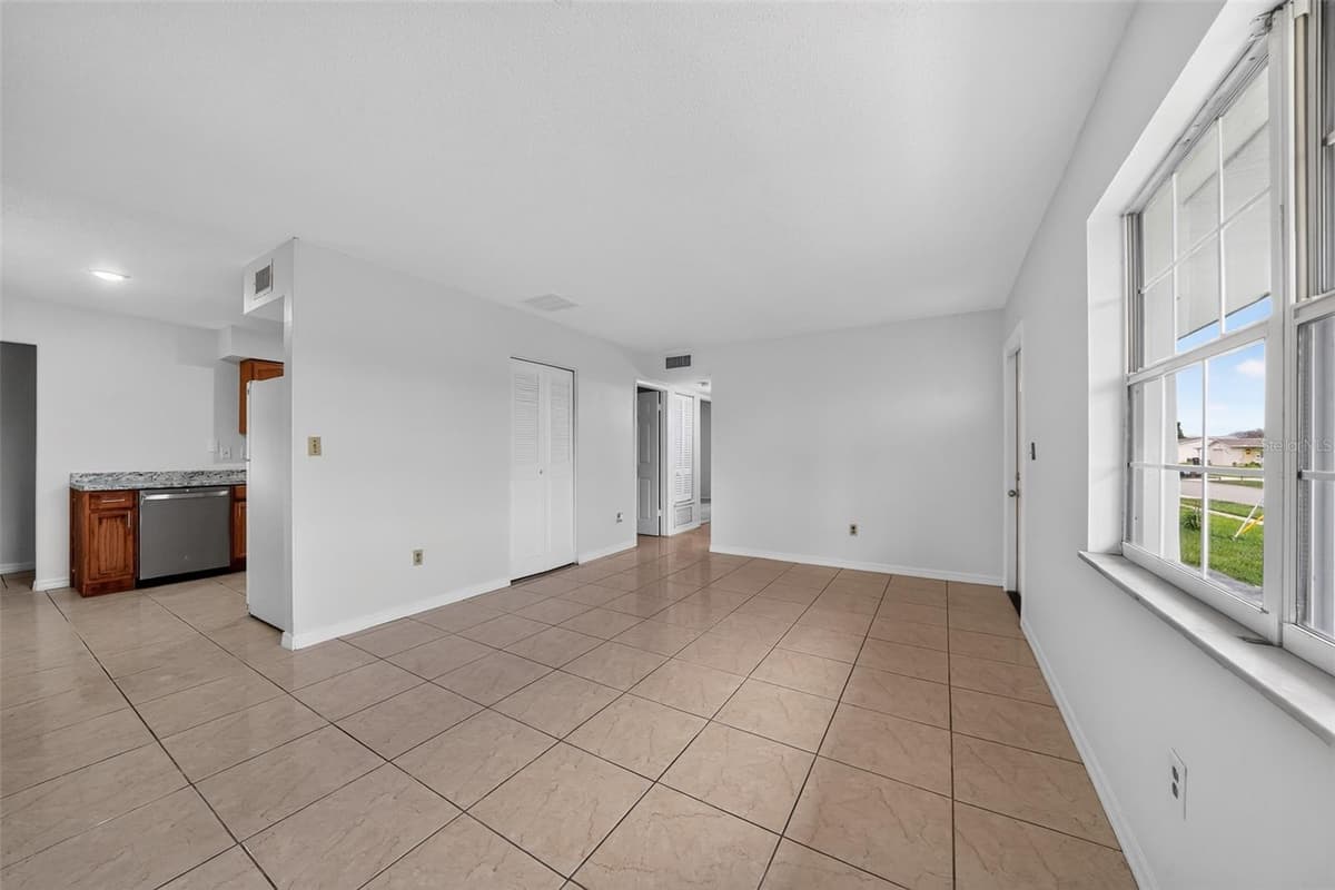 774 HAMPTON DRIVE — photo 5 of 19
