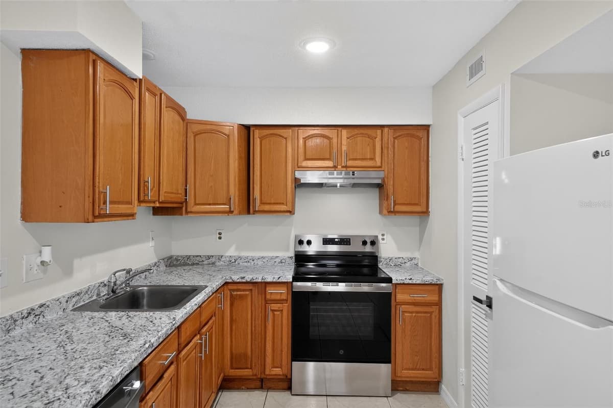 774 HAMPTON DRIVE — photo 6 of 19