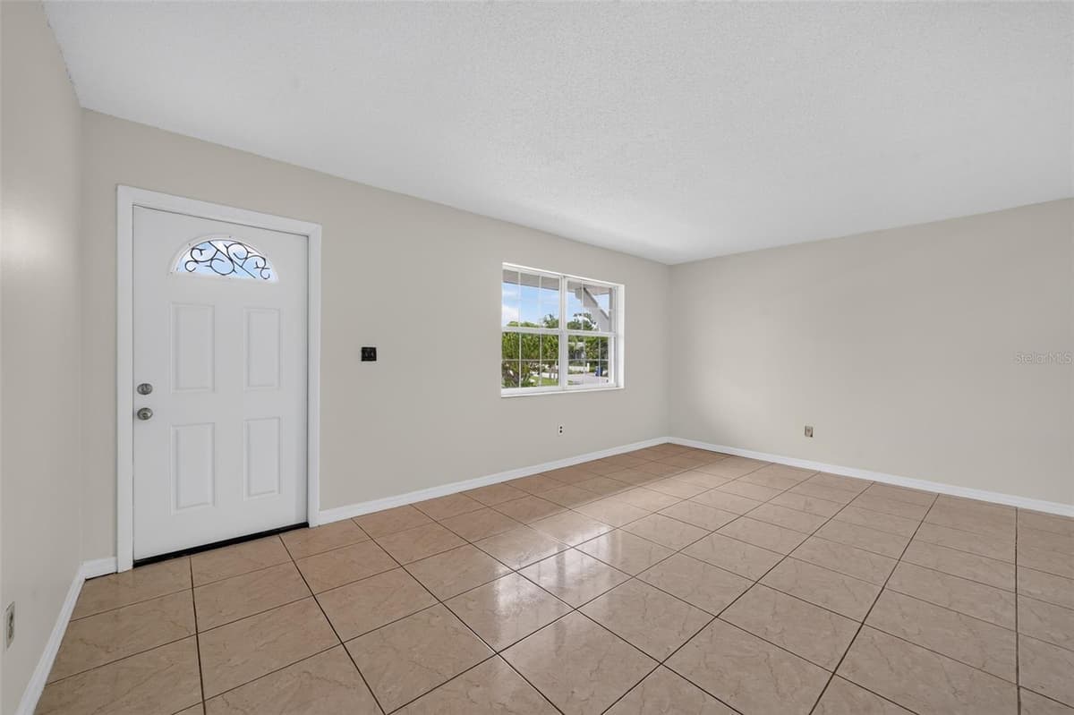 774 HAMPTON DRIVE — photo 4 of 19