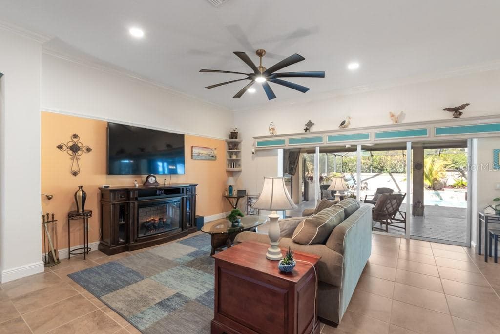 2611 JUPITER WAY — photo 9 of 37