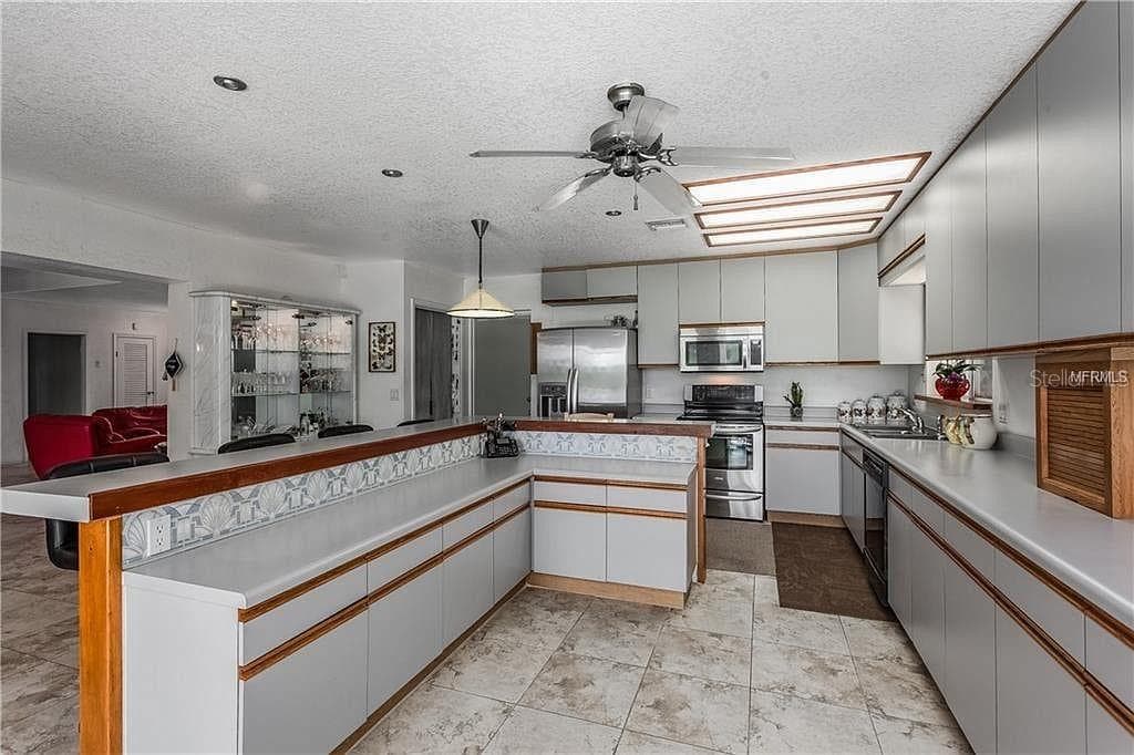 18618 WAYNE ROAD — photo 13 of 17