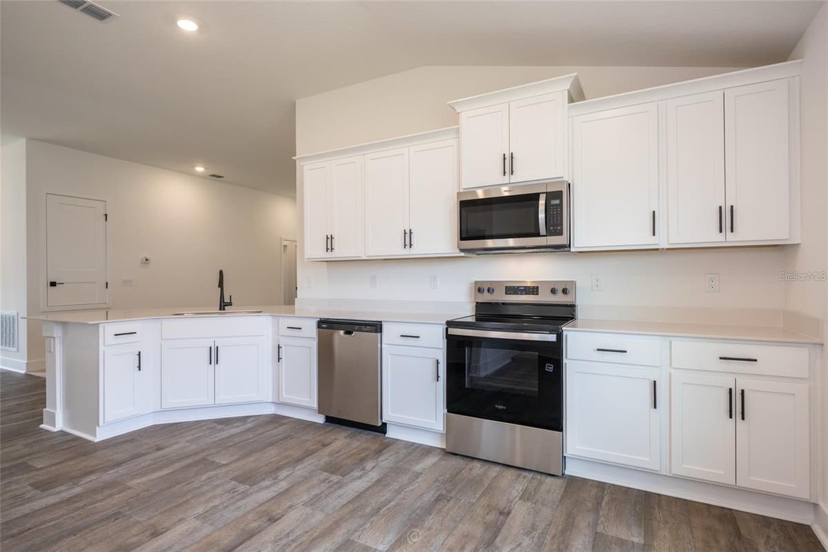 32 RYMSHAW DRIVE — photo 3 of 21