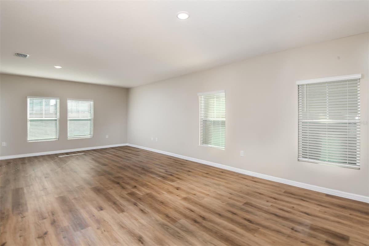 1589 SAGE AVENUE — photo 10 of 32