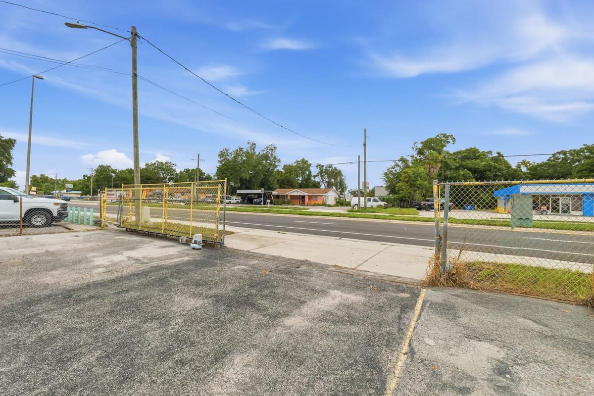 7113 CAUSEWAY BOULEVARD — photo 3 of 17