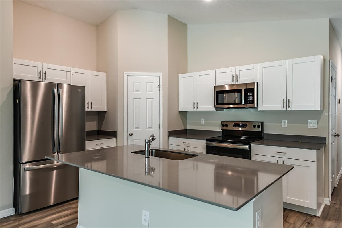 4531 WYNNSTONE DRIVE — photo 2 of 25