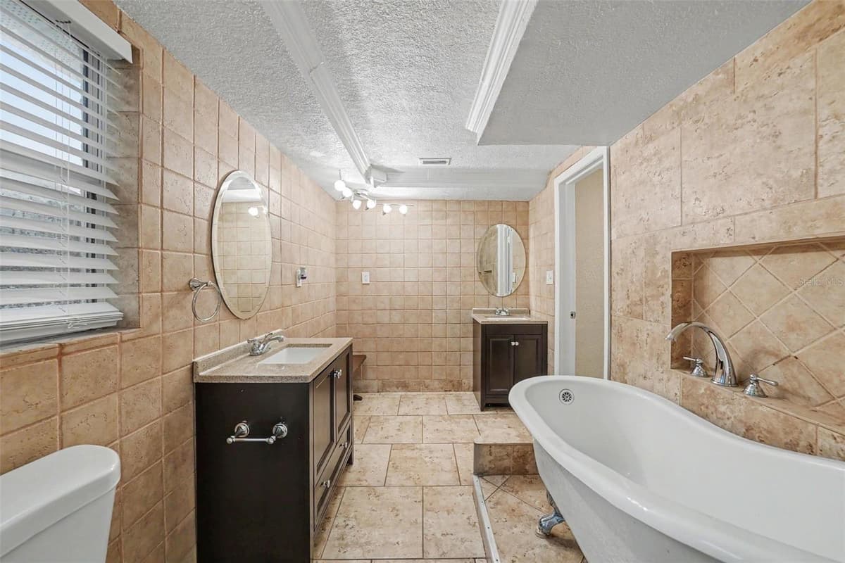 9135 HUNT CLUB LANE — photo 13 of 15