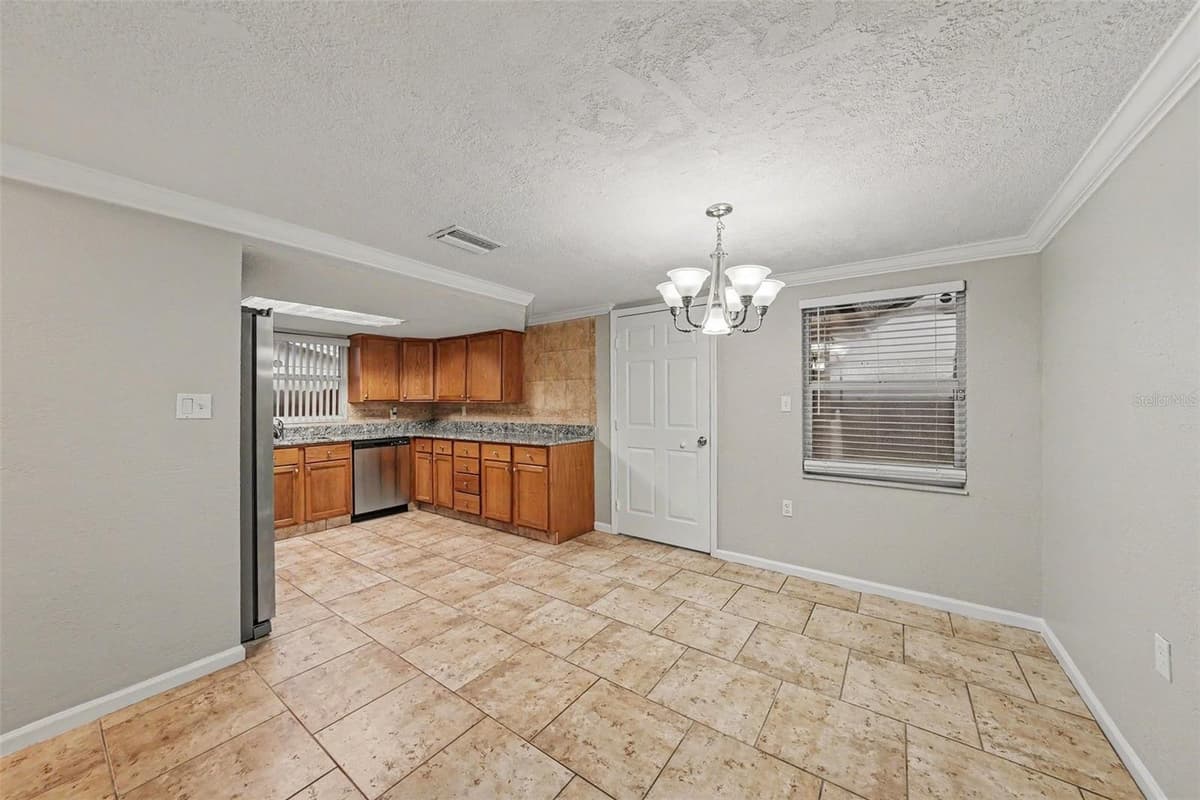 9135 HUNT CLUB LANE — photo 2 of 15