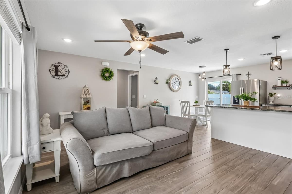 12020 VIRGINIA DRIVE — photo 7 of 35