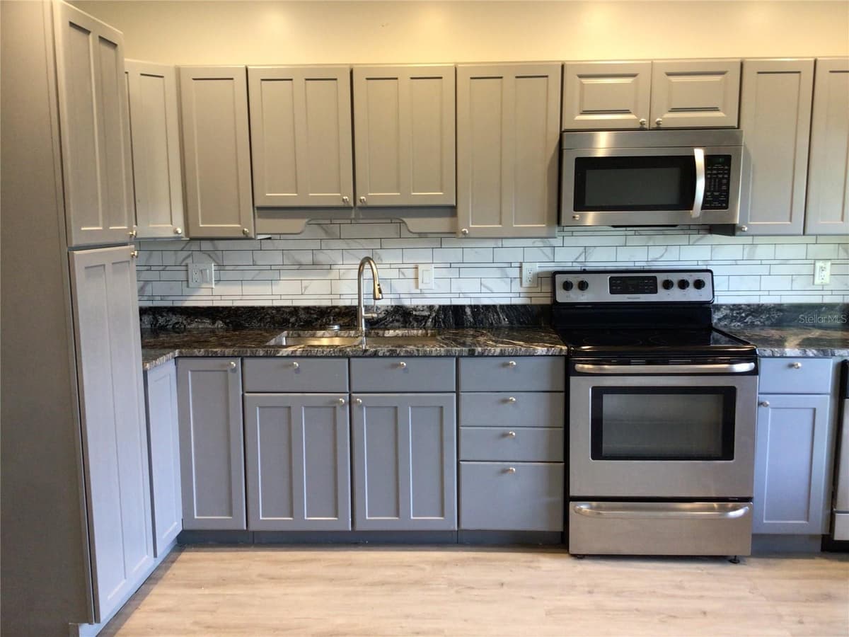 1010 DAKOTA AVENUE — photo 3 of 25