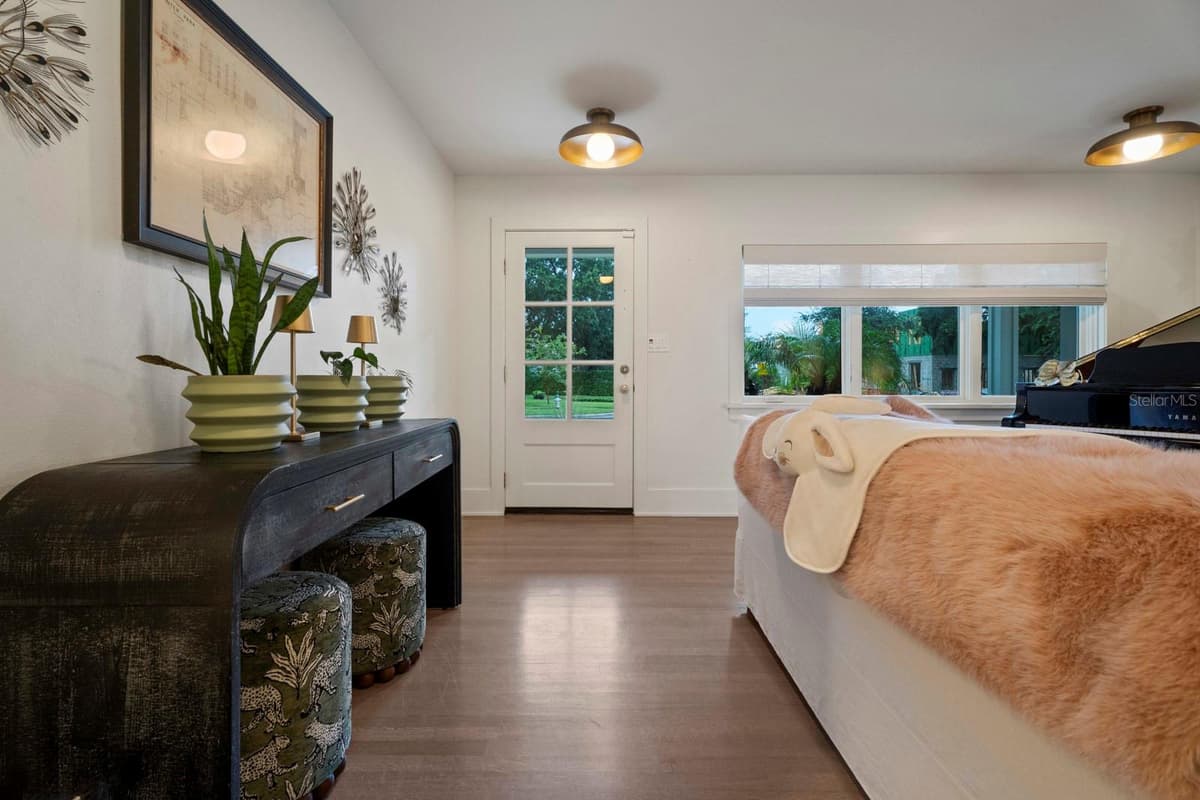890 PHELPS AVENUE — photo 4 of 69