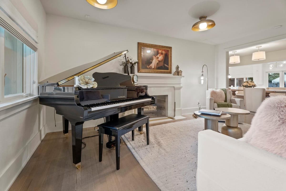 890 PHELPS AVENUE — photo 3 of 69
