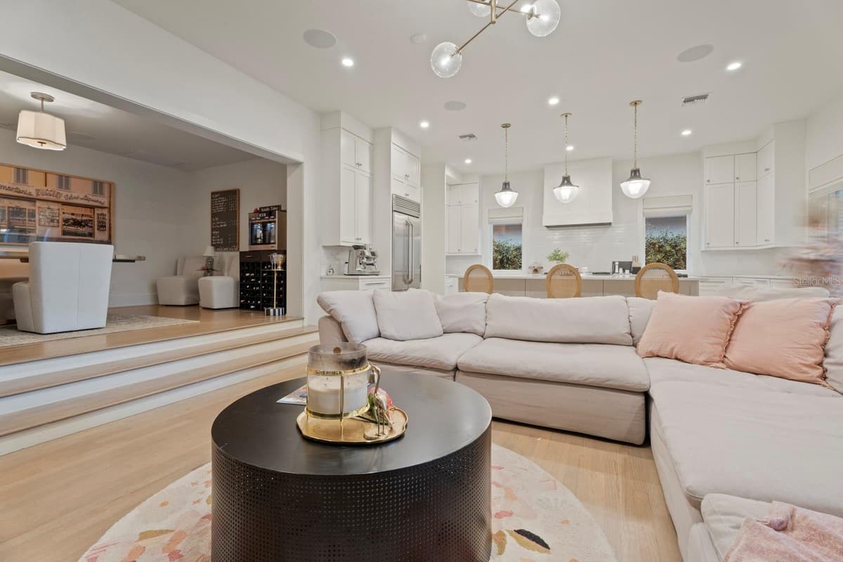 890 PHELPS AVENUE — photo 12 of 69