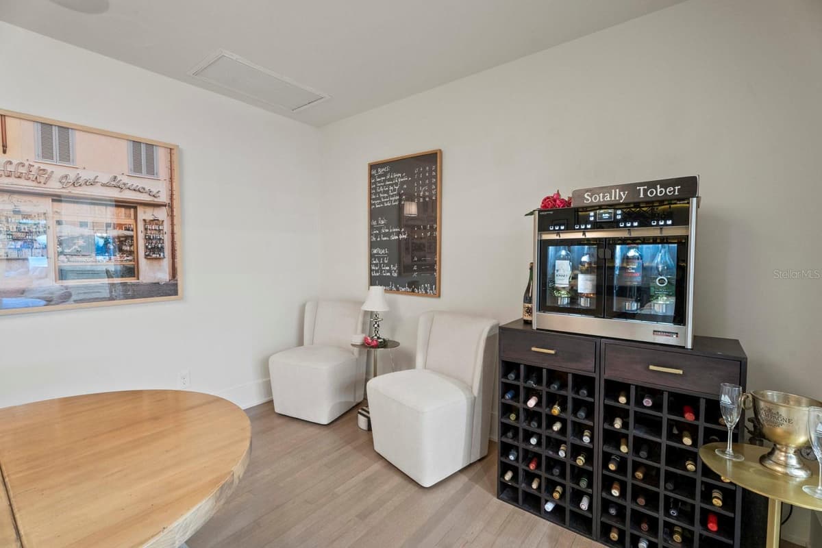890 PHELPS AVENUE — photo 11 of 69
