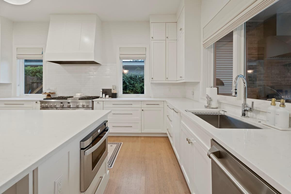 890 PHELPS AVENUE — photo 18 of 69