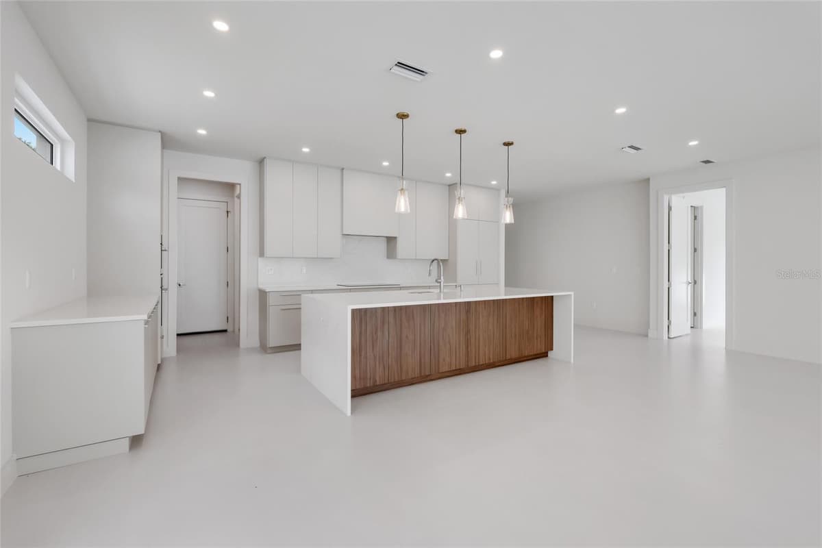2596 FLOYD STREET — photo 7 of 31