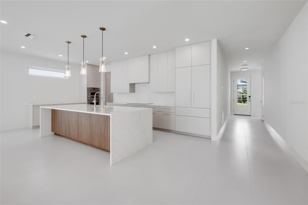 2596 FLOYD STREET — photo 4 of 31