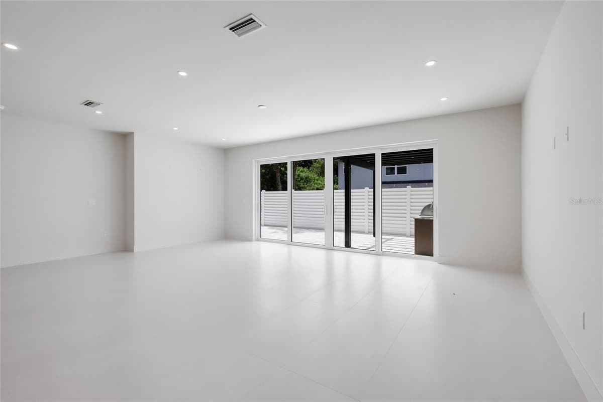 2596 FLOYD STREET — photo 6 of 31