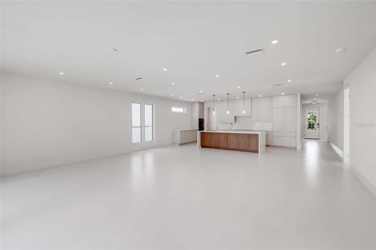 2596 FLOYD STREET — photo 10 of 31