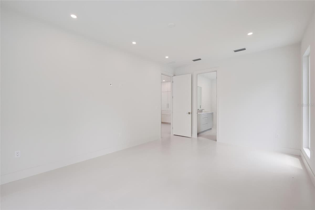 2596 FLOYD STREET — photo 12 of 31