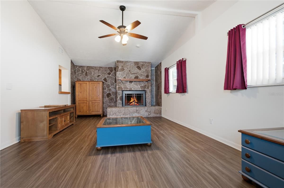 527 BOUNTY AVENUE — photo 9 of 29