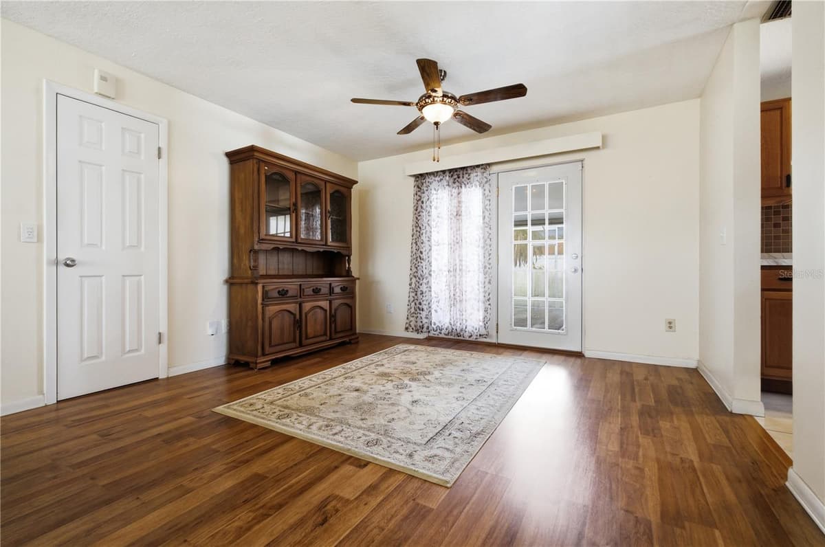 527 BOUNTY AVENUE — photo 4 of 29