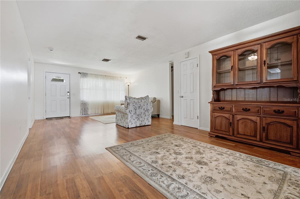 527 BOUNTY AVENUE — photo 3 of 29