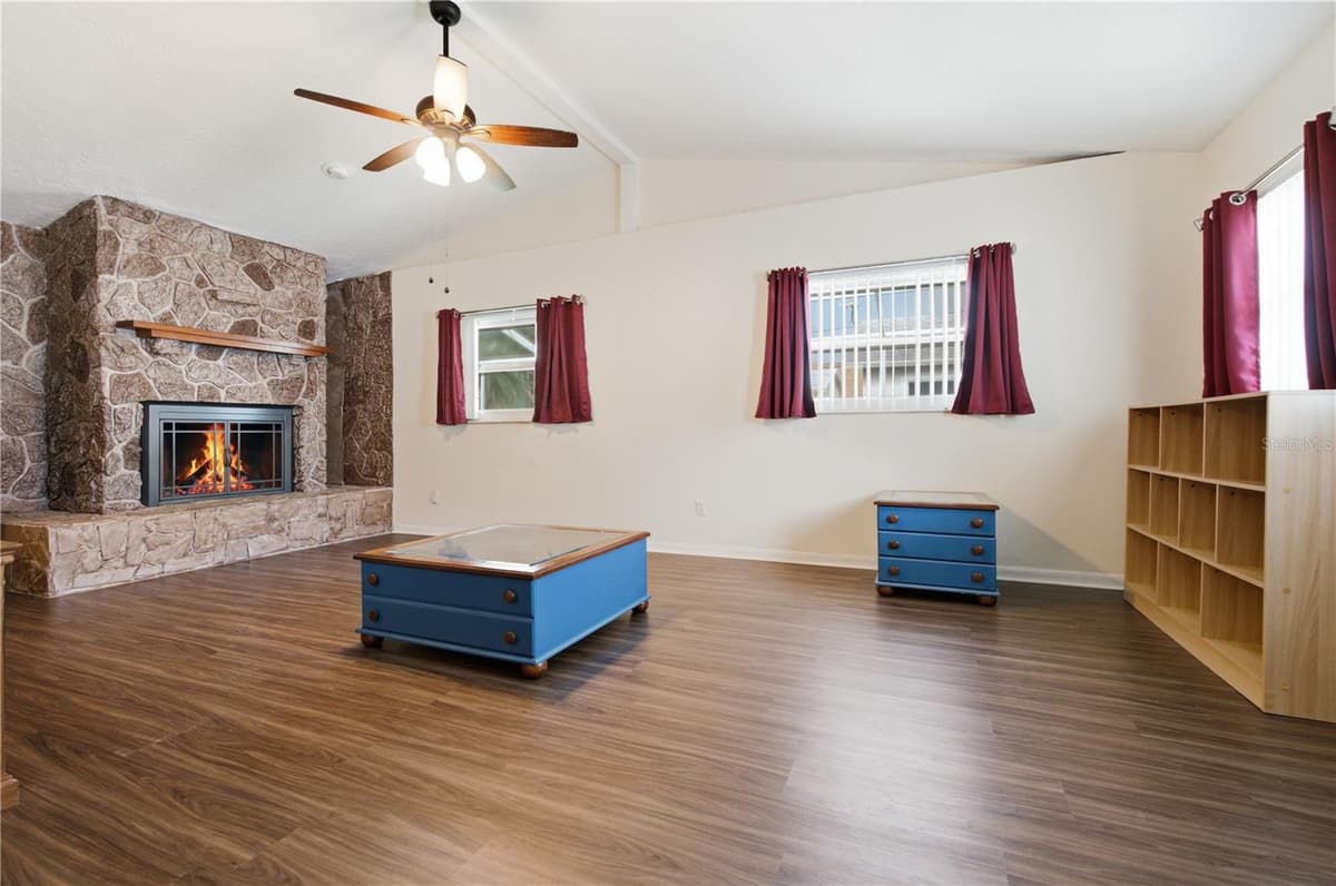 527 BOUNTY AVENUE — photo 8 of 29