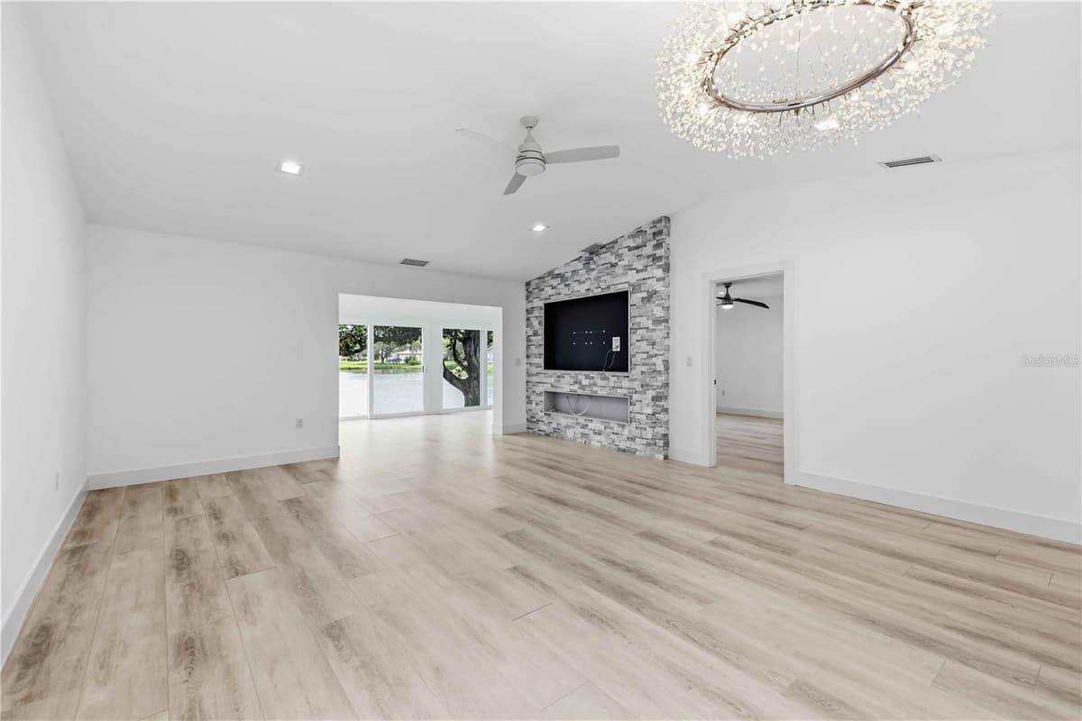 4756 OAK HILL DRIVE — photo 7 of 33