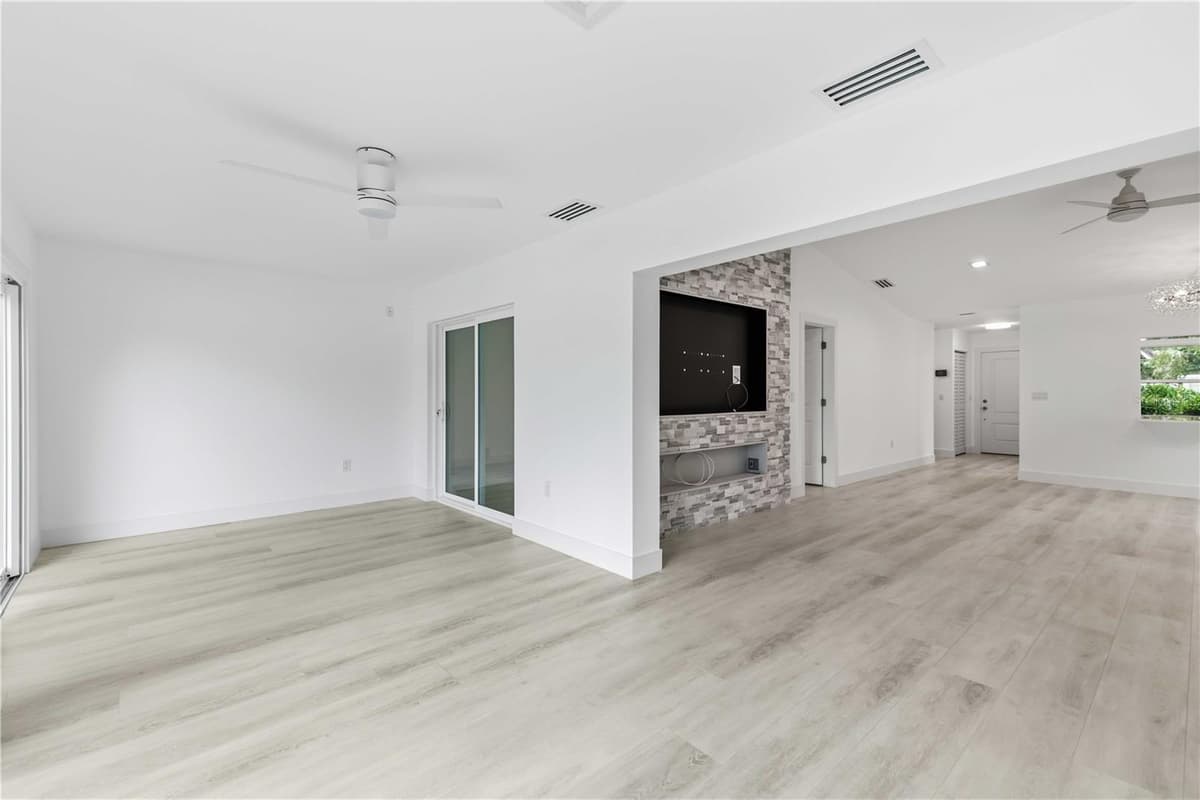 4756 OAK HILL DRIVE — photo 12 of 33