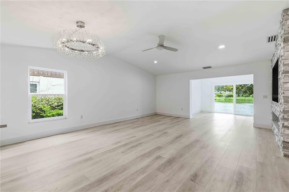 4756 OAK HILL DRIVE — photo 8 of 33