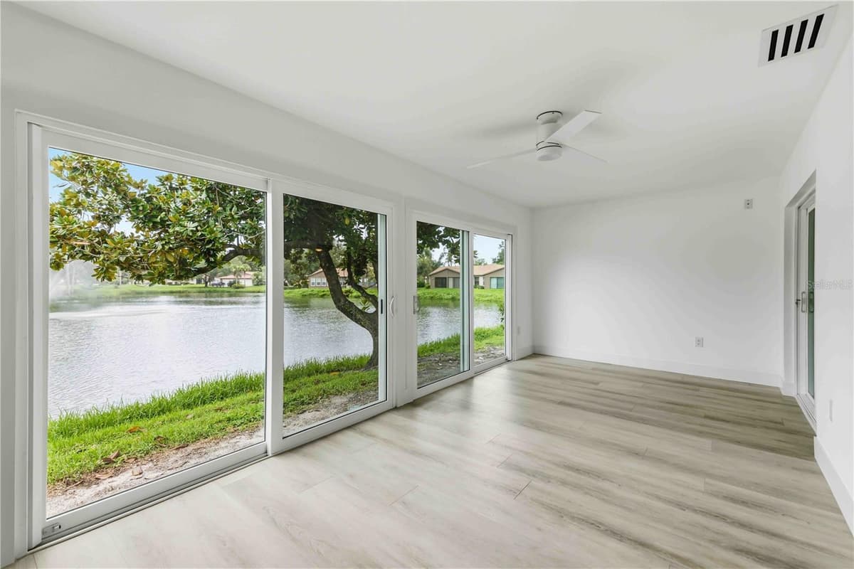 4756 OAK HILL DRIVE — photo 10 of 33