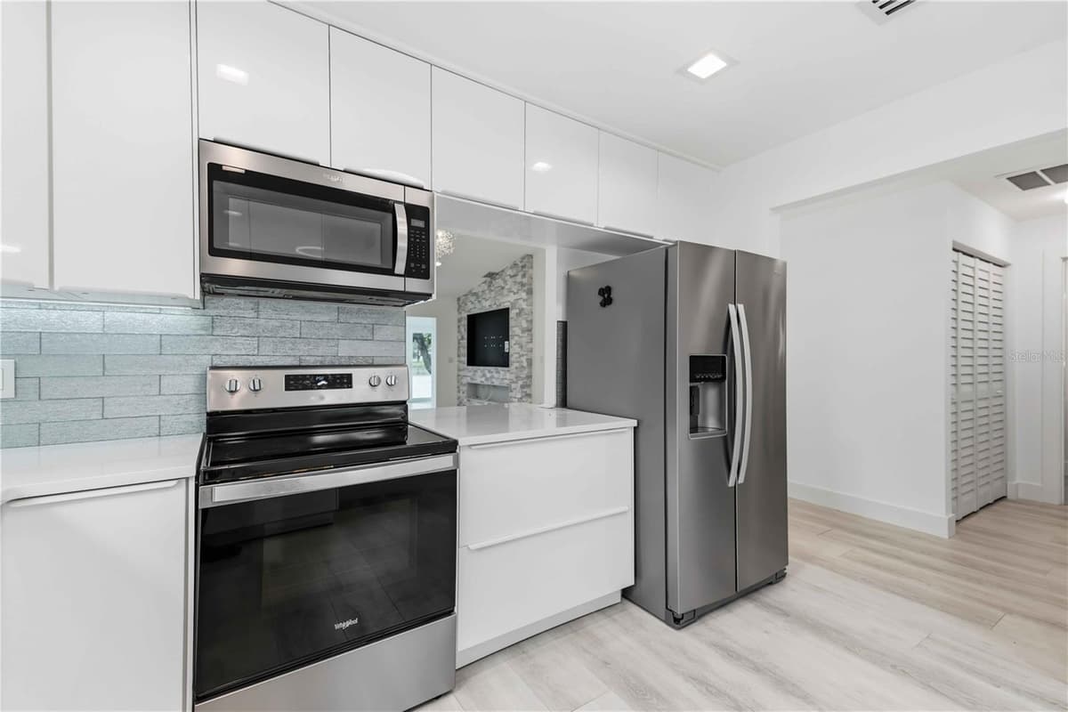 4756 OAK HILL DRIVE — photo 5 of 33