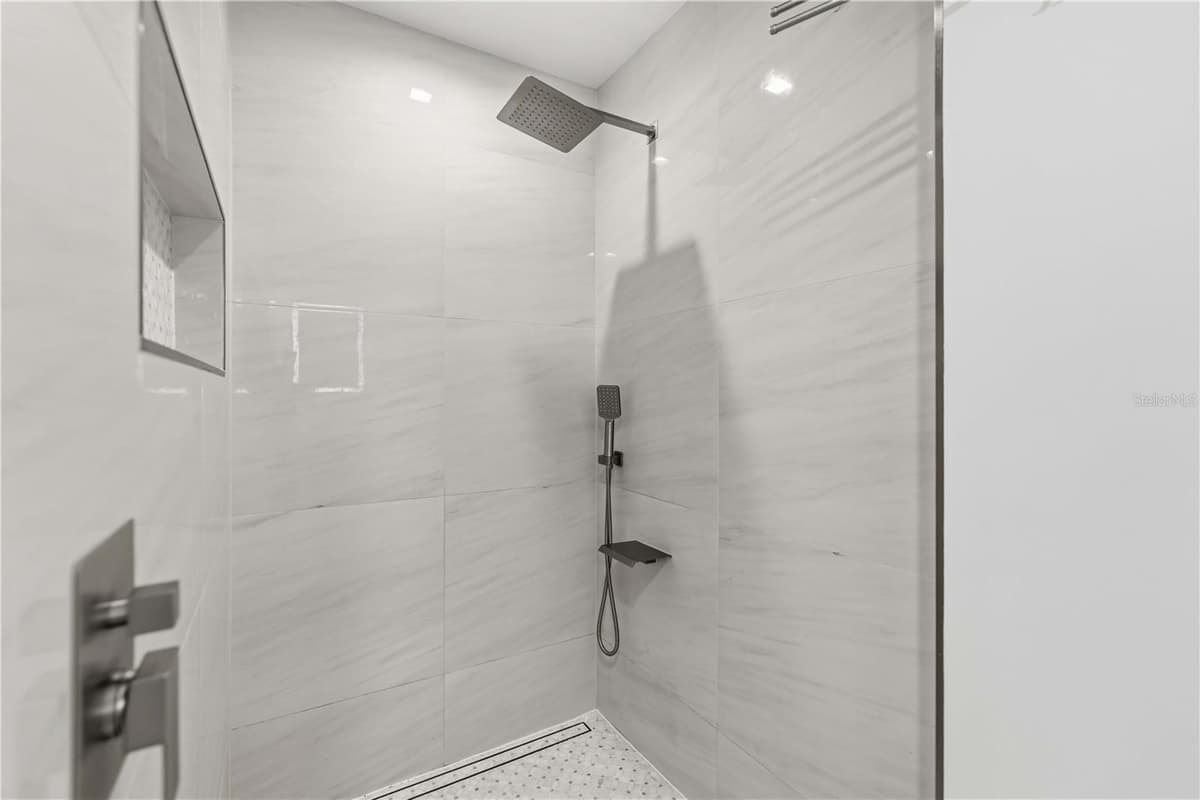 4756 OAK HILL DRIVE — photo 17 of 33