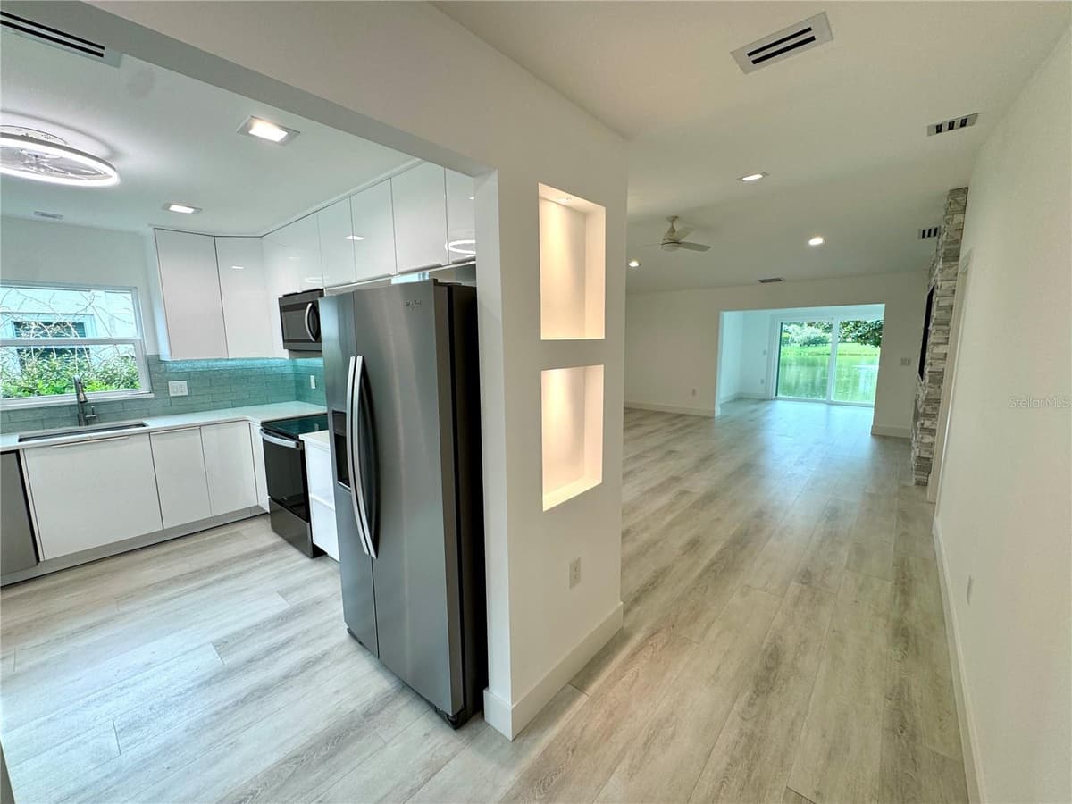 4756 OAK HILL DRIVE — photo 6 of 33