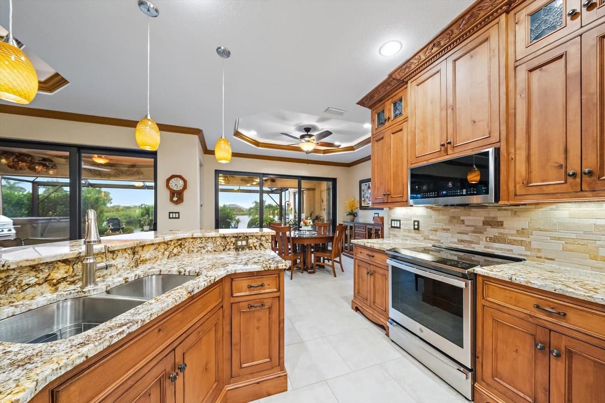 15172 LEIPZIG CIRCLE — photo 13 of 56