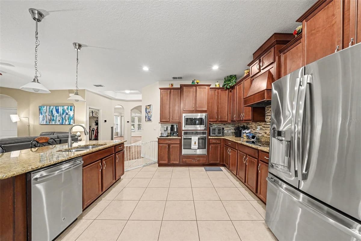 3575 STATHAM DRIVE — photo 18 of 41