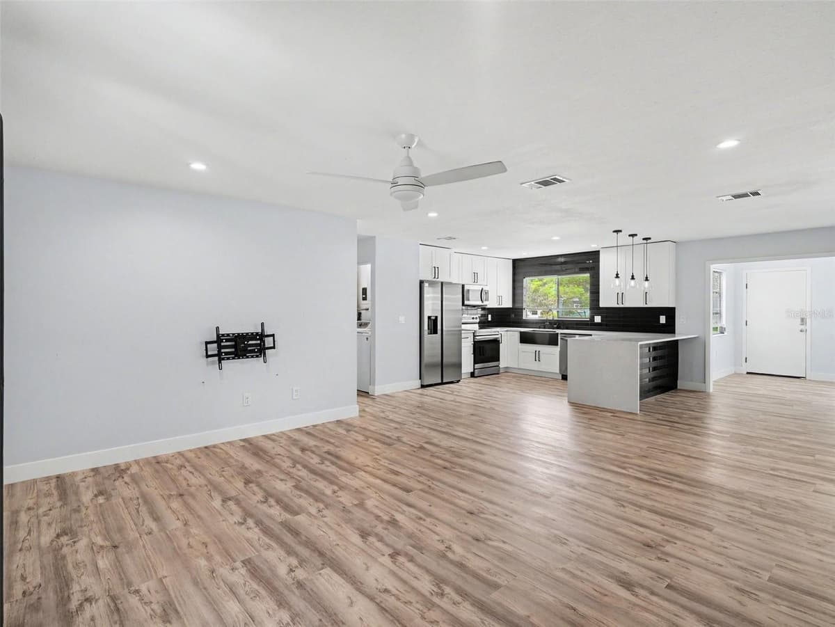 4060 AVANTI CIRCLE — photo 6 of 35